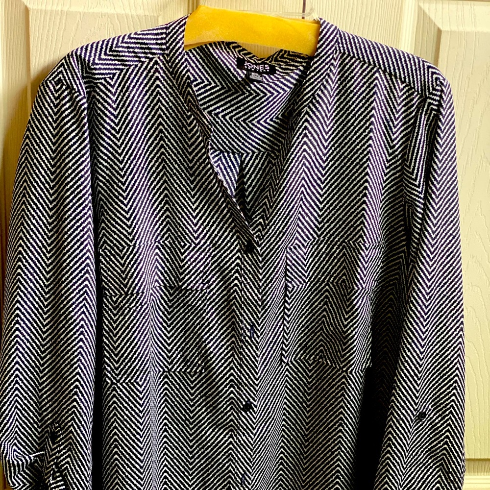 Black and white herringbone blouse with long or rolled up sleeves